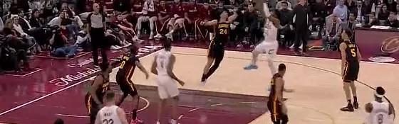 世界杯直播-米切尔遭遇贴防连续转身后仰中投命中，4中4得分已上双